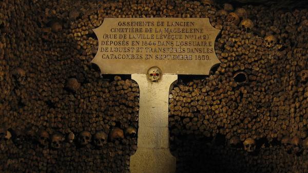 Xương cốt từ nghĩa trang Madeleine cũ, trong hầm mộ Catacombes, Paris.